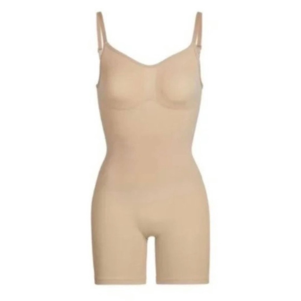 SKIMS Sculpting Seamless Mid-Thigh Bodysuit in
Clay Size Small/Medium